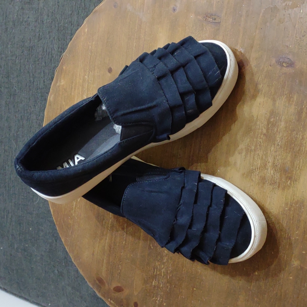 Slip on ruffled tennis shoes